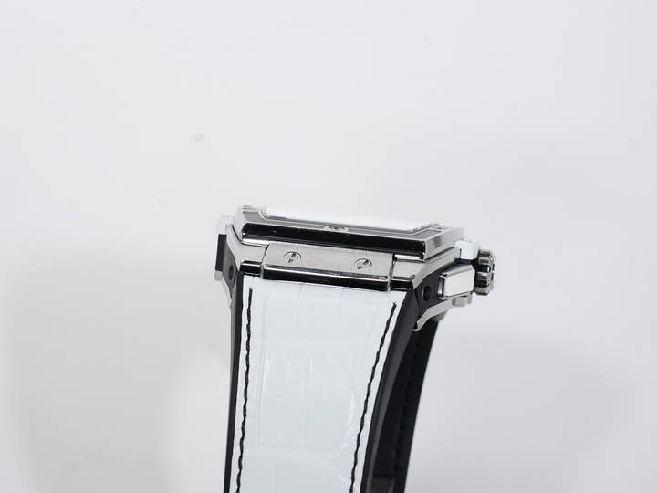 ウブロ スピリット オブ ビッグバン チタニウム ホワイト Ref.601.NE.0172.LR.JPN17 チタニウム サファイアクリスタルのダイアル文字盤 中古 go2jdyp4
