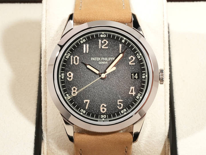 パテックフィリップ カラトラバ Ref.5226G-001 ホワイトゴールド ブラックグラデーションのテクスチャード ラック アントラサイト文字盤