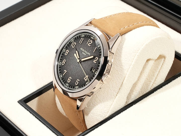 パテックフィリップ カラトラバ Ref.5226G-001 ホワイトゴールド ブラックグラデーションのテクスチャード ラック アントラサイト文字盤