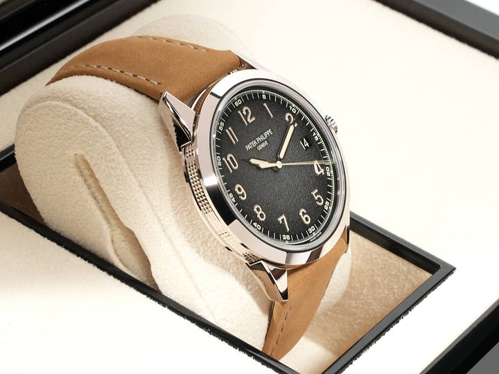 パテックフィリップ カラトラバ Ref.5226G-001 ホワイトゴールド ブラックグラデーションのテクスチャード ラック アントラサイト文字盤