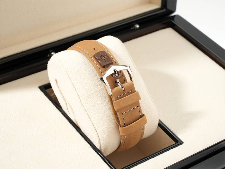 パテックフィリップ カラトラバ Ref.5226G-001 ホワイトゴールド ブラックグラデーションのテクスチャード ラック アントラサイト文字盤