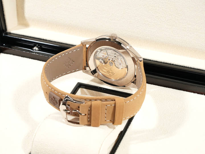 パテックフィリップ カラトラバ Ref.5226G-001 ホワイトゴールド ブラックグラデーションのテクスチャード ラック アントラサイト文字盤