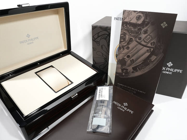 パテックフィリップ カラトラバ Ref.5226G-001 ホワイトゴールド ブラックグラデーションのテクスチャード ラック アントラサイト文字盤