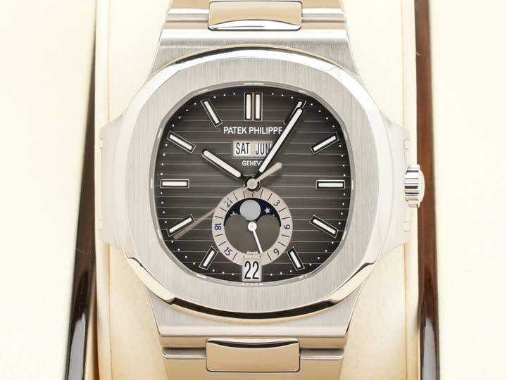 パテックフィリップ ノーチラス アニュアルカレンダー ムーンフェイズ Ref.5726/1A-001 ステンレススチール ブラック・グラデーション文字盤