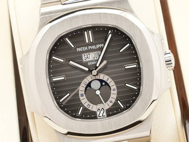 パテックフィリップ ノーチラス アニュアルカレンダー ムーンフェイズ Ref.5726/1A-001 ステンレススチール ブラック・グラデーション文字盤