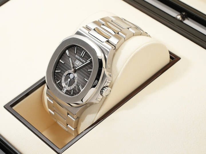 パテックフィリップ ノーチラス アニュアルカレンダー ムーンフェイズ Ref.5726/1A-001 ステンレススチール ブラック・グラデーション文字盤