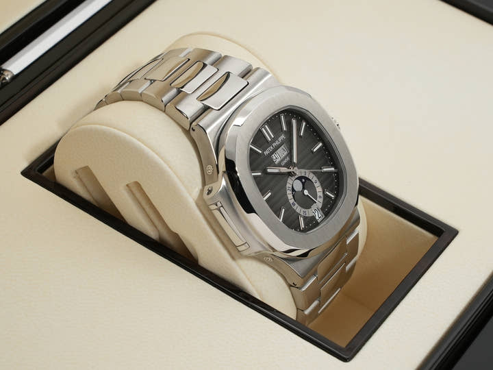 パテックフィリップ ノーチラス アニュアルカレンダー ムーンフェイズ Ref.5726/1A-001 ステンレススチール ブラック・グラデーション文字盤