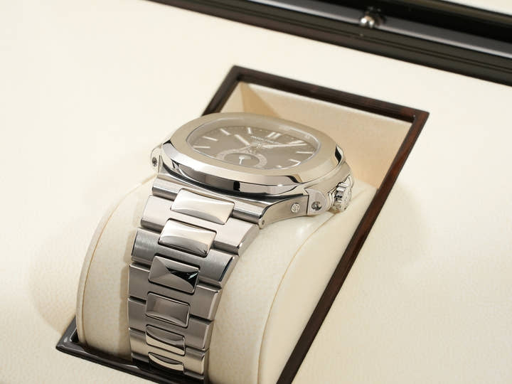 パテックフィリップ ノーチラス アニュアルカレンダー ムーンフェイズ Ref.5726/1A-001 ステンレススチール ブラック・グラデーション文字盤