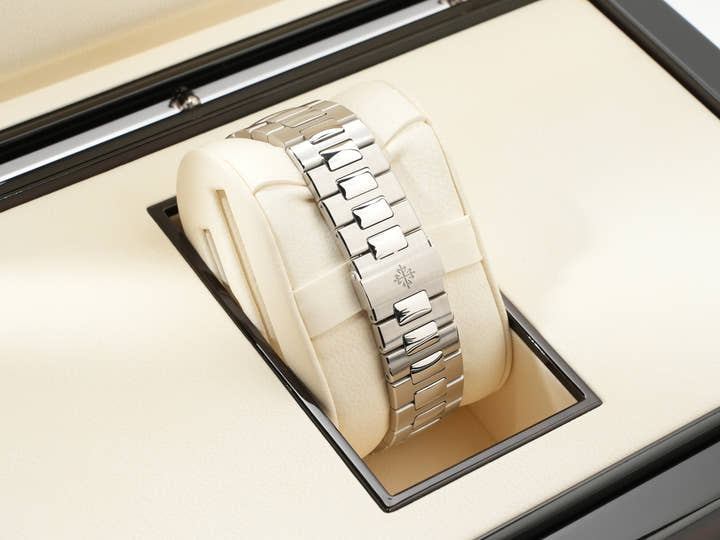 パテックフィリップ ノーチラス アニュアルカレンダー ムーンフェイズ Ref.5726/1A-001 ステンレススチール ブラック・グラデーション文字盤