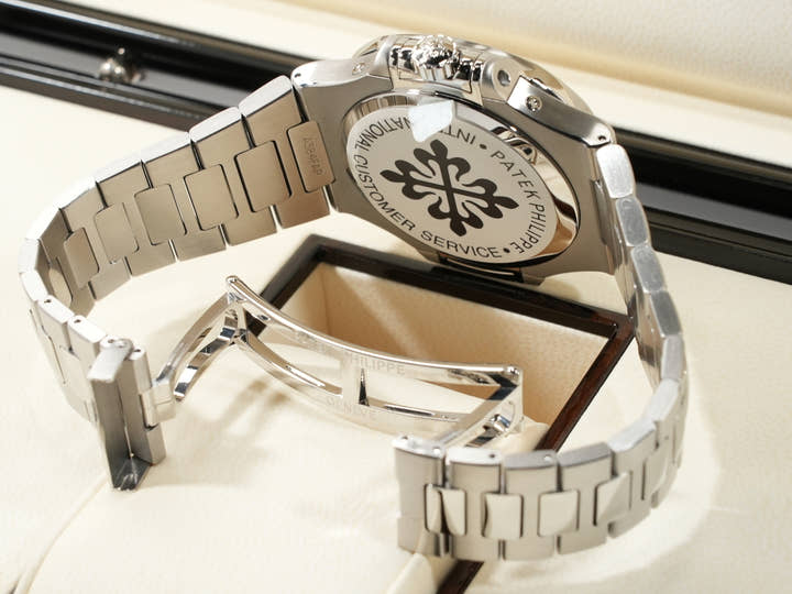 パテックフィリップ ノーチラス アニュアルカレンダー ムーンフェイズ Ref.5726/1A-001 ステンレススチール ブラック・グラデーション文字盤