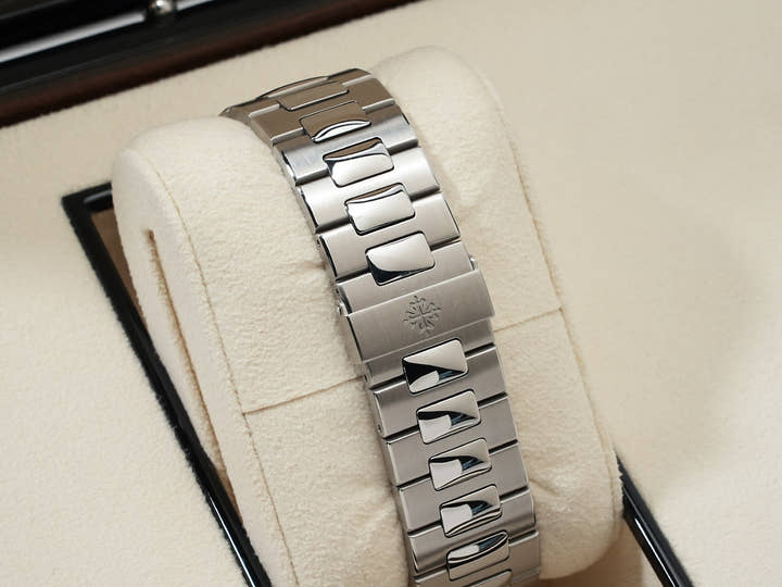 パテックフィリップ ノーチラス アニュアルカレンダー Ref.5726/1A-010 ステンレススチール ホワイト文字盤