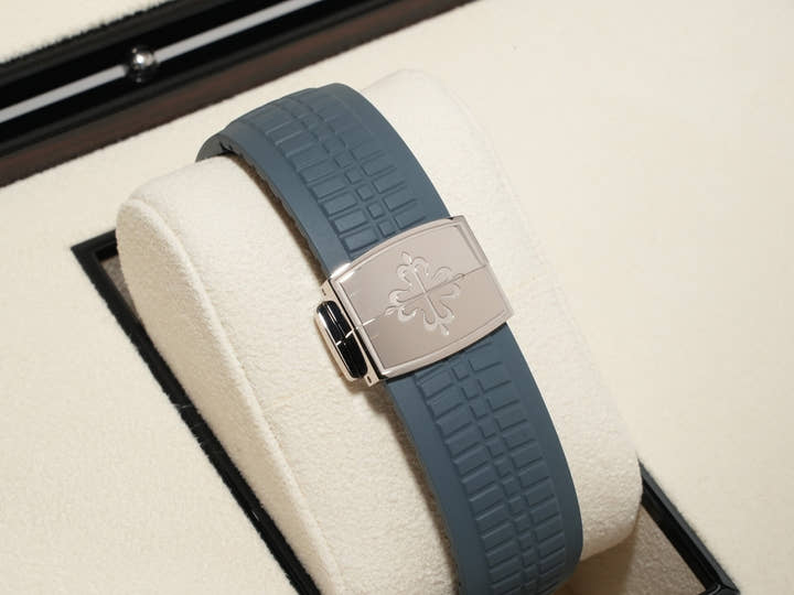 Patek Philippe Aquanaut Ref. 5164G-001 White Gold Blue-Grey Opaline Dial