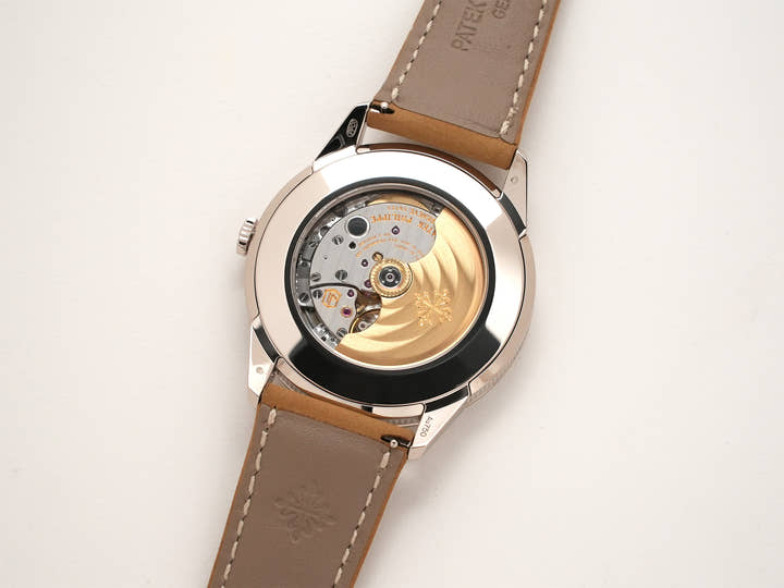 パテックフィリップ カラトラバ Ref.5226G-001 ホワイトゴールド ブラックグラデーションのテクスチャード ラック アントラサイト文字盤