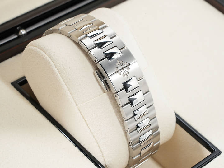 パテックフィリップ ノーチラス トラベルタイム クロノグラフ Ref.5990/1A-011 ステンレススチール ブルーソレイユ文字盤