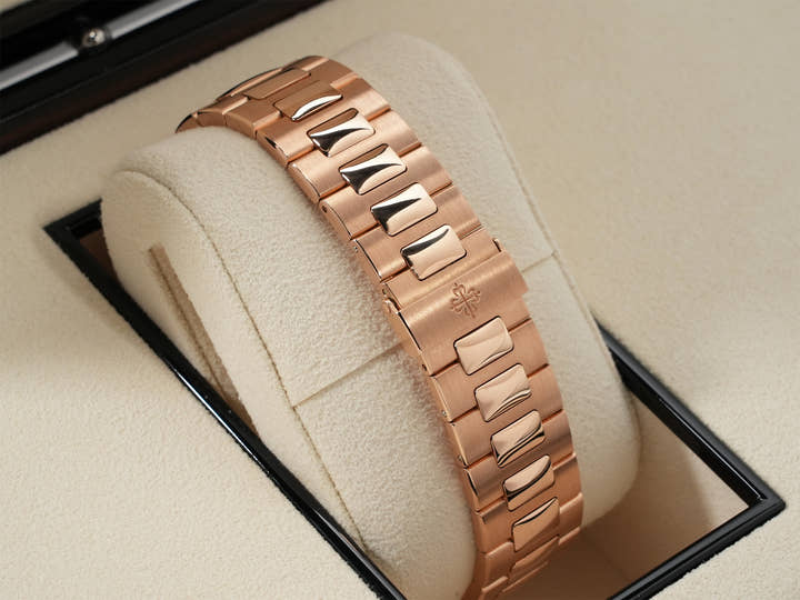 パテックフィリップ ノーチラス クロノグラフ Ref.5980/1R-001 ローズゴールド ブラックグラデーション文字盤