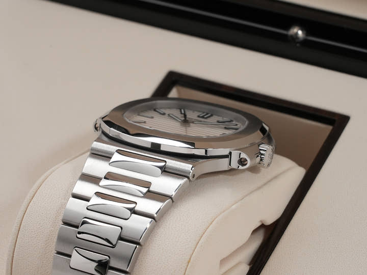 パテックフィリップ ノーチラス Ref.5711/1A-011 ステンレススチール ホワイト文字盤