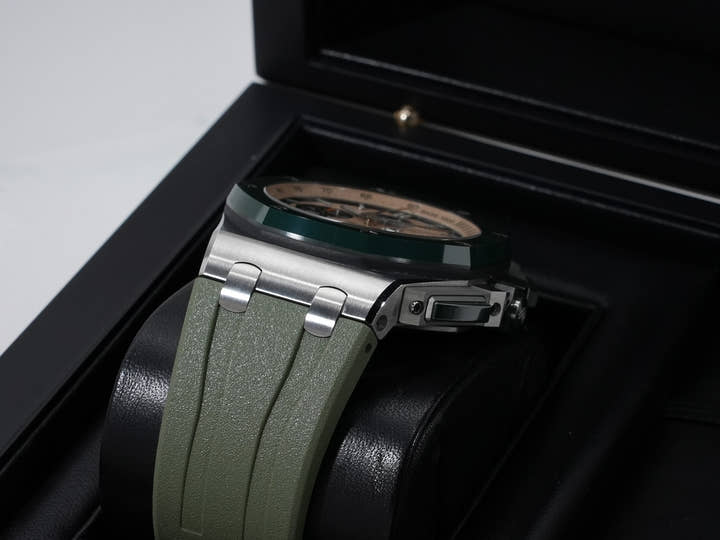 Audemars Piguet Royal Oak Offshore Chronograph Ref. 26400SO.OO.A054CA.01 Stainless Steel Beige Dial (Grand Tapestry)