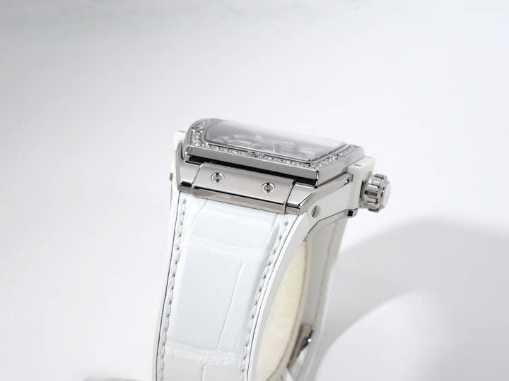 ウブロ スピリット オブ ビッグバン チタニウム ムーンフェイズ ダイヤモンド Ref.647.NE.2070.RW.1204 スケルトン文字盤 美中古 5hdbqzgt