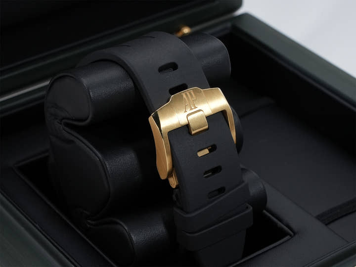 オーデマピゲ ロイヤルオーク オフショア クロノグラフ Ref.26420CE.OO.A127CR.01 セラミック/イエローゴールド ブラック文字盤