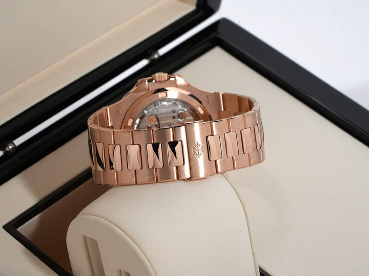 パテックフィリップ ノーチラス Ref.5711/1R-001 ローズゴールド ブラウン・ブラック・グラデーション文字盤