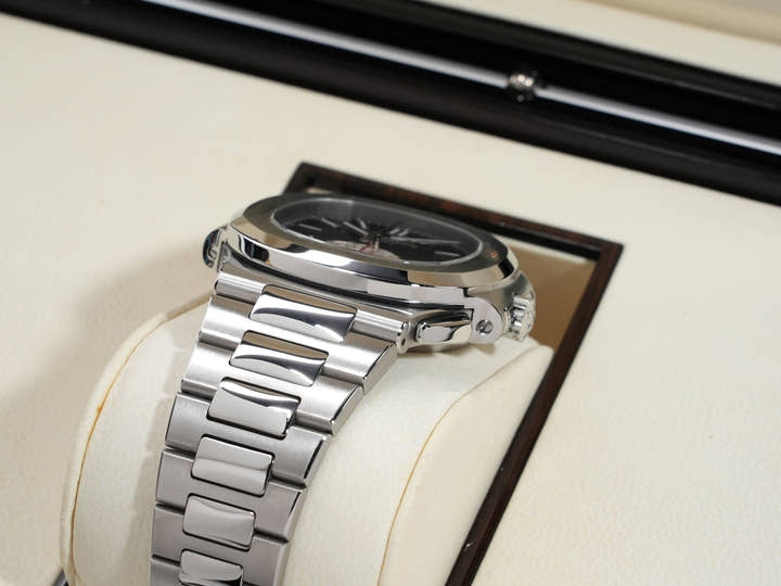 パテックフィリップ ノーチラス クロノグラフ Ref.5980/1A-014 ステンレススチール ブラック文字盤