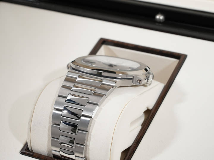 パテックフィリップ ノーチラス Ref.5711/1A-011 ステンレススチール ホワイト文字盤