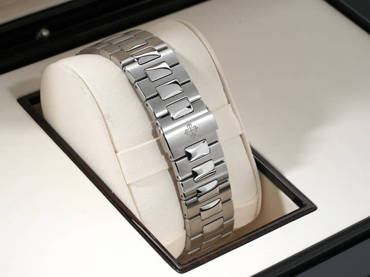 パテックフィリップ ノーチラス Ref.5711/1A-011 ステンレススチール ホワイト文字盤