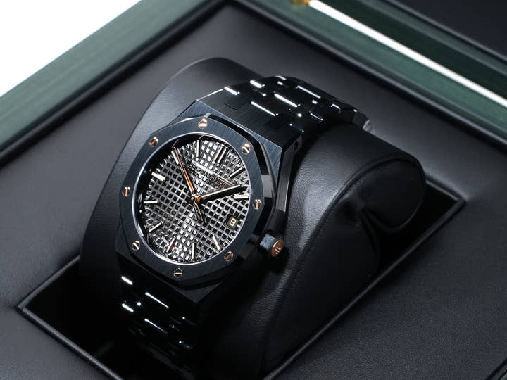 オーデマピゲ ロイヤルオーク Ref.77350CE.OO.1266CE.03.A ブラックセラミック ブラック文字盤