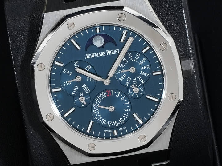 オーデマピゲ ロイヤルオーク パーペチュアルカレンダー ウルトラ シン Ref.26586IP.OO.1240IP.01 チタン ブルー文字盤