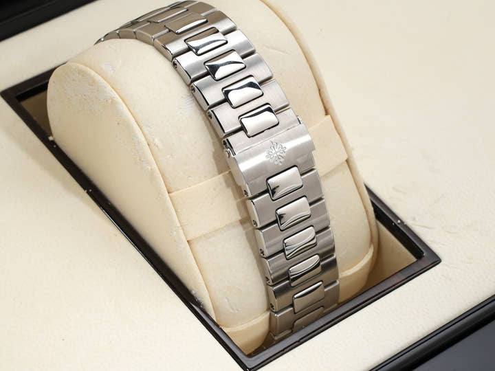 パテックフィリップ ノーチラス Ref.5711/1A-001 ステンレススチール ブルー文字盤