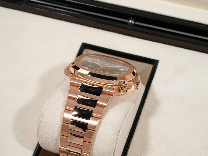 パテックフィリップ ノーチラス トラベルタイム クロノグラフ Ref.5990/1R-001 ローズゴールド ブルーソレイユ文字盤