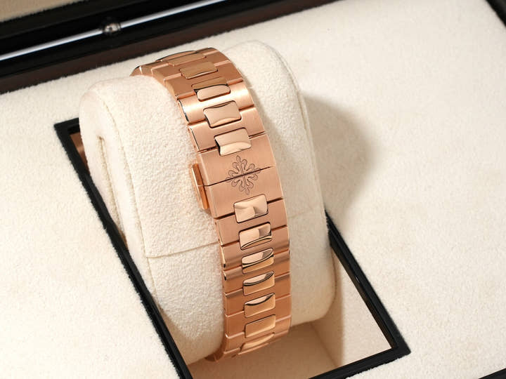 パテックフィリップ ノーチラス トラベルタイム クロノグラフ Ref.5990/1R-001 ローズゴールド ブルーソレイユ文字盤