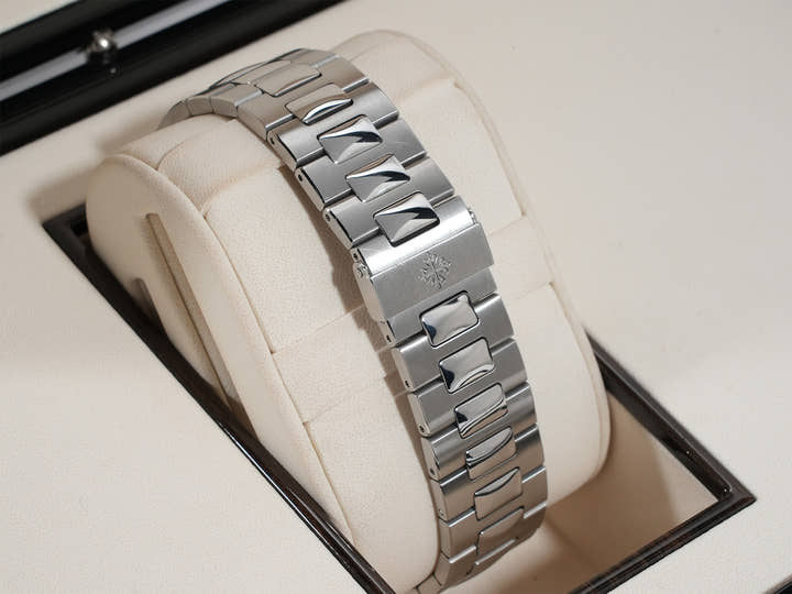 パテックフィリップ ノーチラス Ref.5711/1A-010 ステンレススチール ブルー文字盤