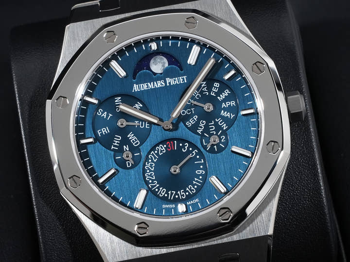 オーデマピゲ ロイヤルオーク パーペチュアルカレンダー ウルトラ シン Ref.26586IP.OO.1240IP.01 チタン ブルー文字盤
