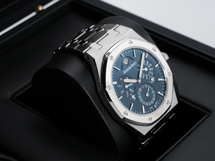 オーデマピゲ ロイヤルオーク パーペチュアルカレンダー ウルトラ シン Ref.26586IP.OO.1240IP.01 チタン ブルー文字盤