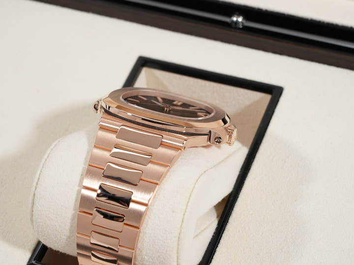 パテックフィリップ ノーチラス Ref.5711/1R-001 ローズゴールド ブラウン・ブラック・グラデーション文字盤