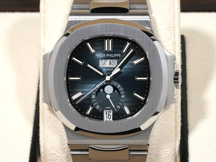 パテックフィリップ ノーチラス アニュアルカレンダー ムーンフェイズ Ref.5726/1A-014 ステンレススチール ブルー、ブラックグラデーション文字盤