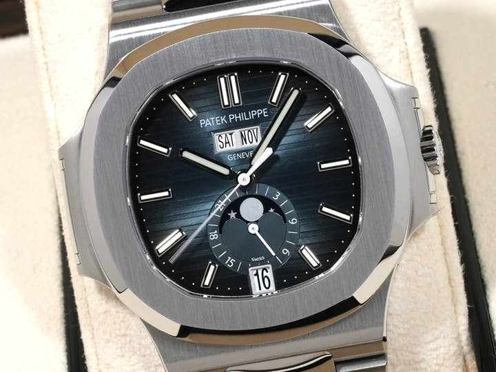 パテックフィリップ ノーチラス アニュアルカレンダー ムーンフェイズ Ref.5726/1A-014 ステンレススチール ブルー、ブラックグラデーション文字盤