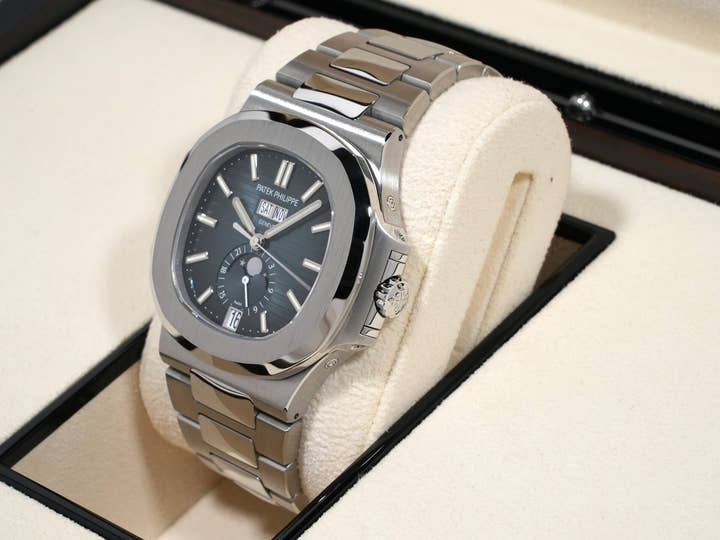 パテックフィリップ ノーチラス アニュアルカレンダー ムーンフェイズ Ref.5726/1A-014 ステンレススチール ブルー、ブラックグラデーション文字盤