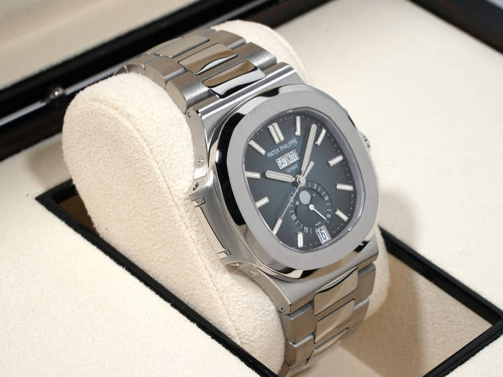 パテックフィリップ ノーチラス アニュアルカレンダー ムーンフェイズ Ref.5726/1A-014 ステンレススチール ブルー、ブラックグラデーション文字盤