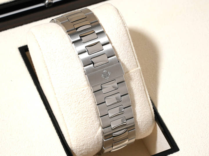 パテックフィリップ ノーチラス アニュアルカレンダー ムーンフェイズ Ref.5726/1A-014 ステンレススチール ブルー、ブラックグラデーション文字盤