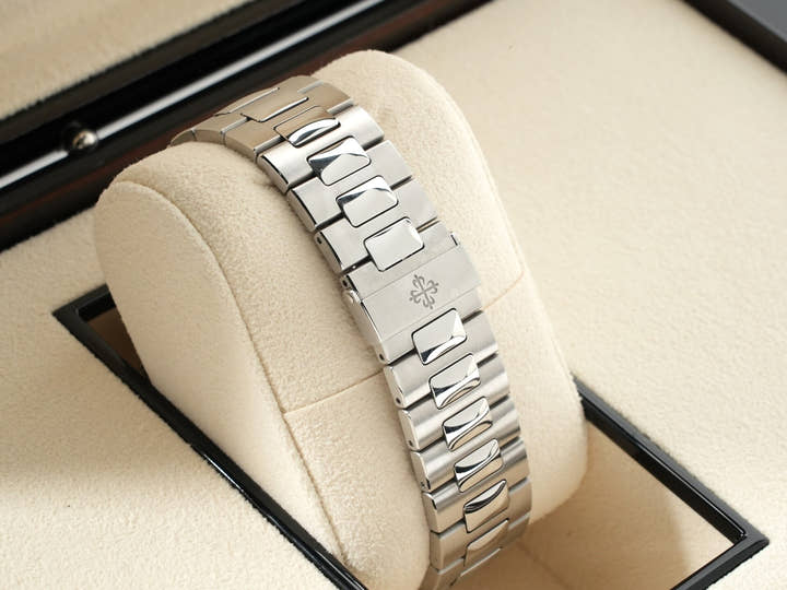 パテックフィリップ ノーチラス Ref.5711/1A-010 ステンレススチール ブルー文字盤