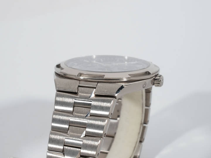 ヴァシュロンコンスタンタン オーヴァーシーズ エクストラフラット パーペチュアルカレンダー Ref.4300V/220G-B945 ホワイトゴールド ブルー文字盤 中古 xtipjjea