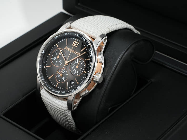 オーデマピゲ CODE 11.59 バイ オーデマ ピゲ クロノグラフ Ref.26393CR.OO.A002CR.01 ピンクゴールド/ホワイトゴールド スモークグレーラッカー文字盤