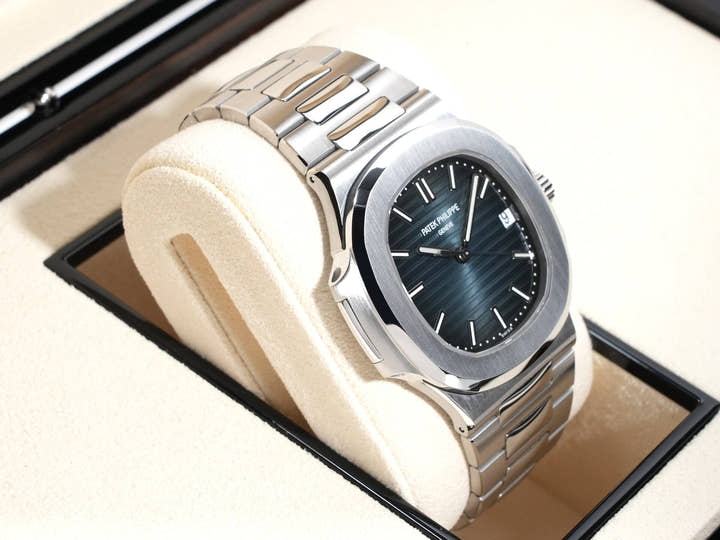 パテックフィリップ ノーチラス Ref.5711/1A-010 ステンレススチール ブルー文字盤