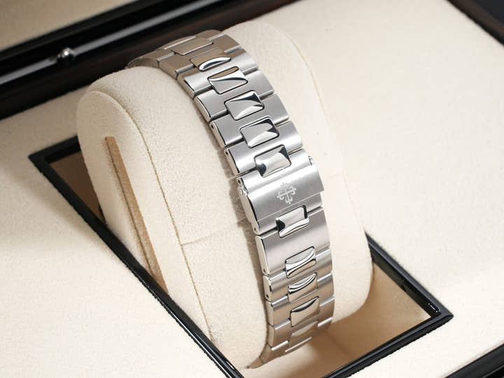 パテックフィリップ ノーチラス Ref.5711/1A-010 ステンレススチール ブルー文字盤