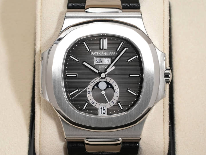 パテックフィリップ ノーチラス アニュアルカレンダー ムーンフェイズ Ref.5726A-001 ステンレススチール ブラック文字盤