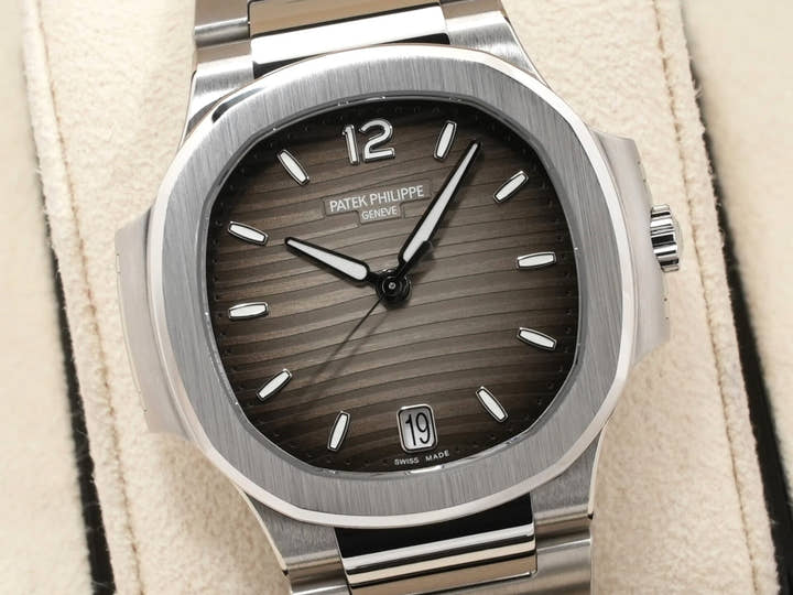 パテックフィリップ ノーチラス Ref.7118/1A-011 ステンレススチール スモークグレー文字盤