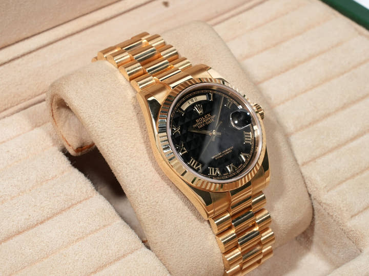 ロレックス デイデイト36 Ref.118238 イエローゴールド ブラック ピラミッド文字盤