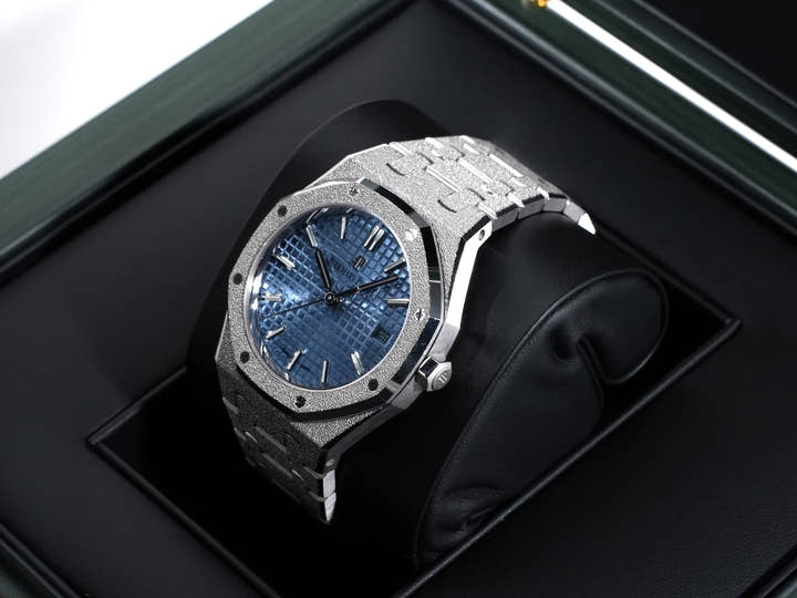 Audemars Piguet Royal Oak Frosted Gold Ref. 77353BC.GG.1263BC.01 White Gold Light Blue Dial